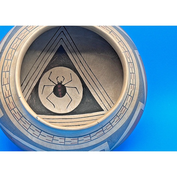 Emeterio Ortiz R, Signed Pottery Mata Ortiz, Black Scarab Beetle Design interior - Picture 8 of 15